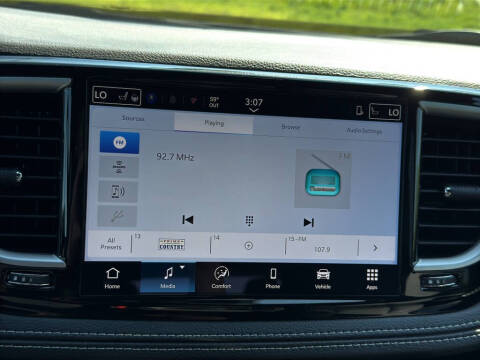 2027 Chrysler Pacifica Select