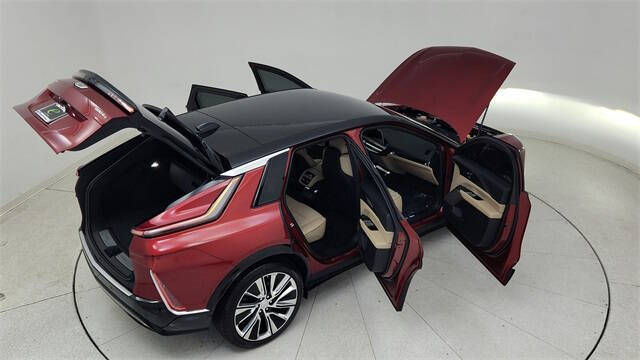 2025 Cadillac LYRIQ Luxury 3