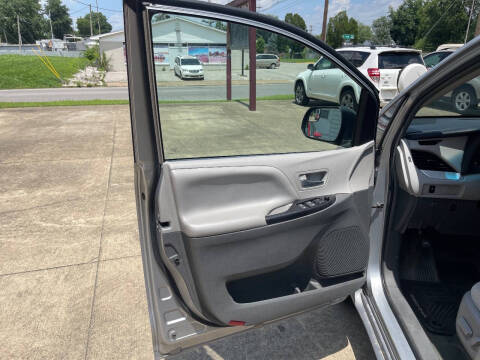 2016 Toyota Sienna LE 7-Passenger Auto Access Seat