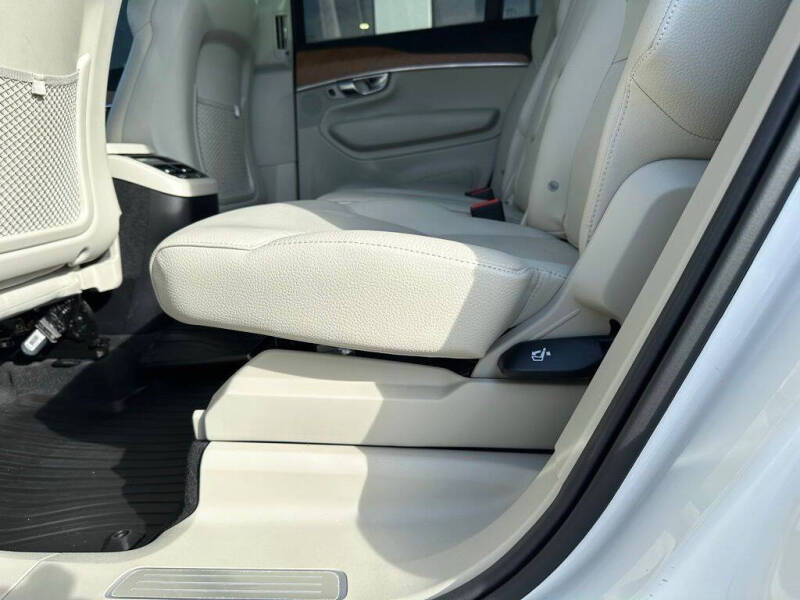 2022 Volvo XC90 T6 Momentum 7-Passenger
