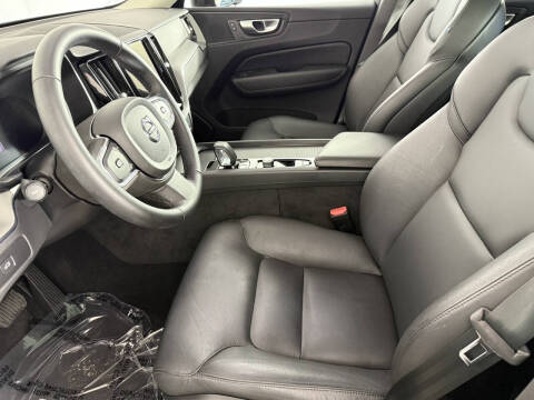 2024 Volvo XC60 B5 Core Dark Theme