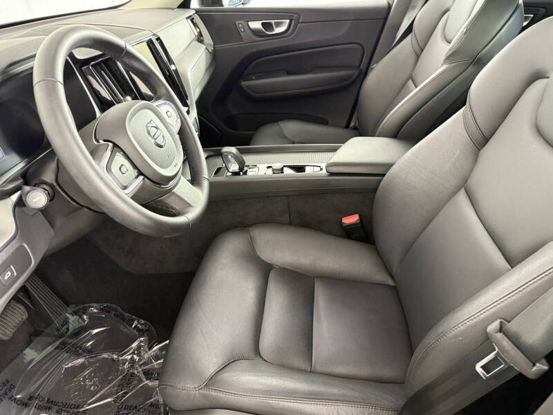 2024 Volvo XC60 B5 Core Dark Theme