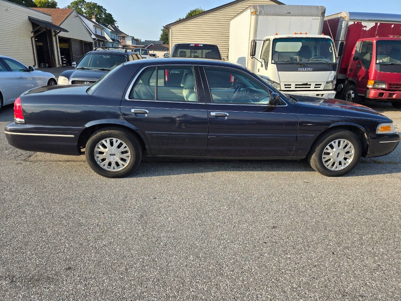 2003 Ford Crown Victoria for sale at QUEENSGATE AUTO SALES in York, PA