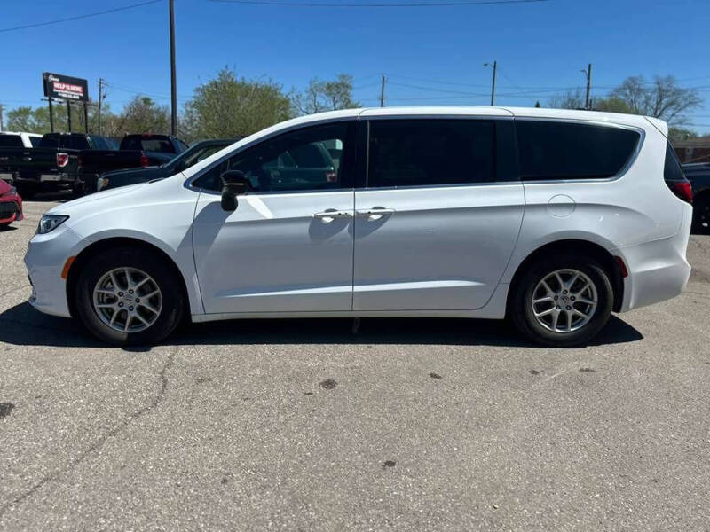 2025 Chrysler Pacifica Select