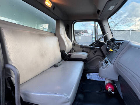 2023 Freightliner M2 106