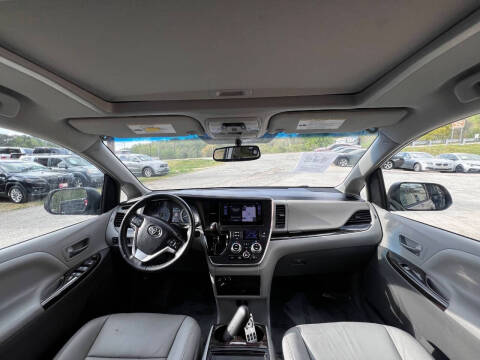 2017 Toyota Sienna XLE Premium 8-Passenger