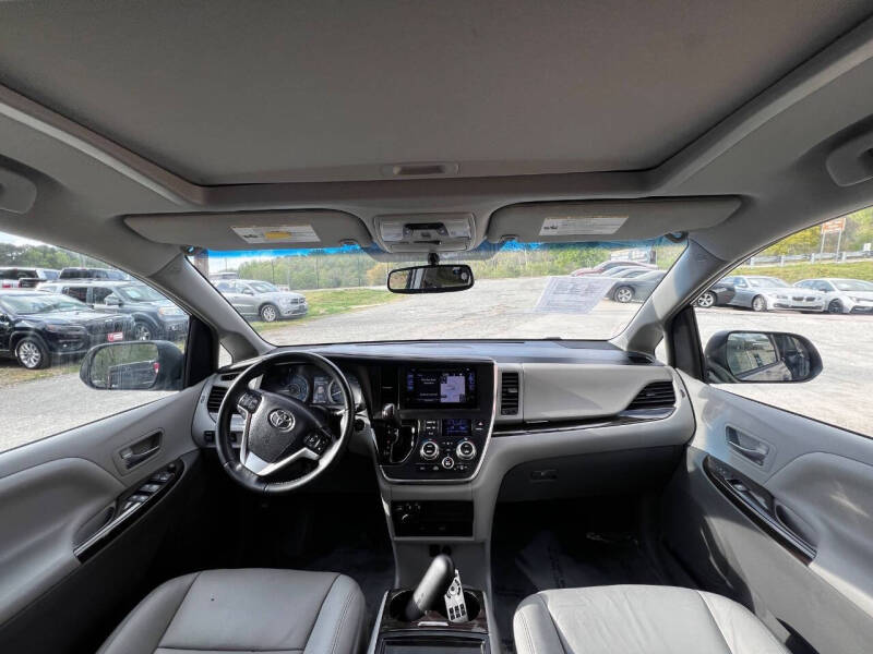 2017 Toyota Sienna XLE Premium 8-Passenger