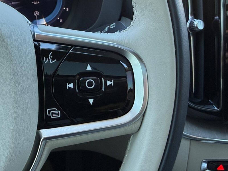 2023 Volvo XC60 B5 Plus Dark Theme