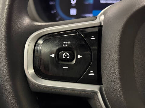 2022 Volvo XC60 B6 R-Design