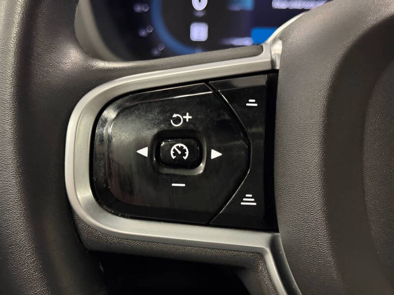 2022 Volvo XC60 B6 R-Design