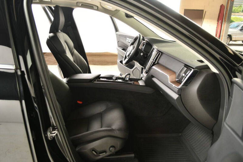 2022 Volvo XC60 B5 Momentum