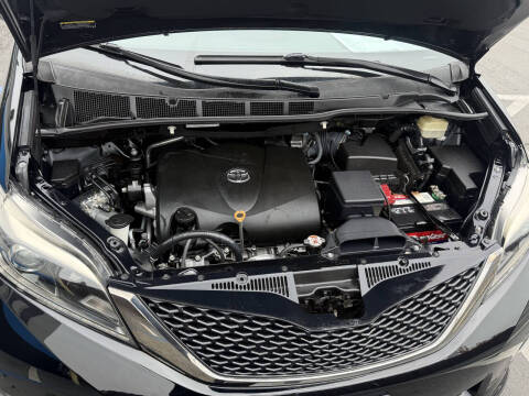2017 Toyota Sienna SE 8-Passenger
