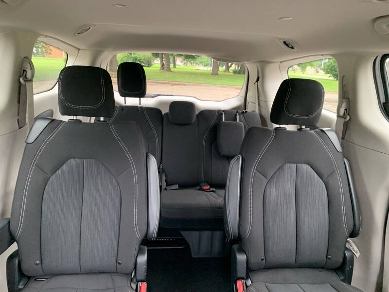 2023 Chrysler Voyager LX