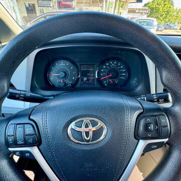 2017 Toyota Sienna LE 7-Passenger Auto Access Seat