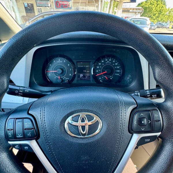 2017 Toyota Sienna LE 7-Passenger Auto Access Seat