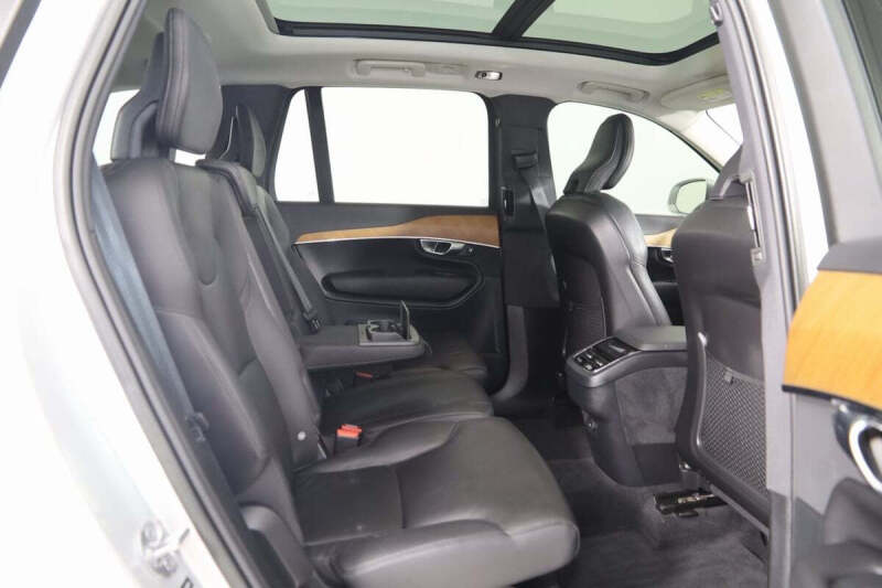 2022 Volvo XC90 T6 Momentum 7-Passenger