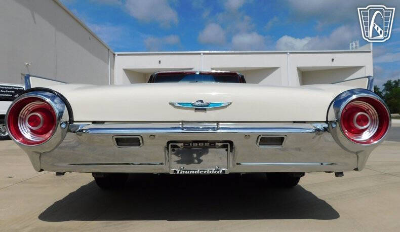 1962 Ford Thunderbird