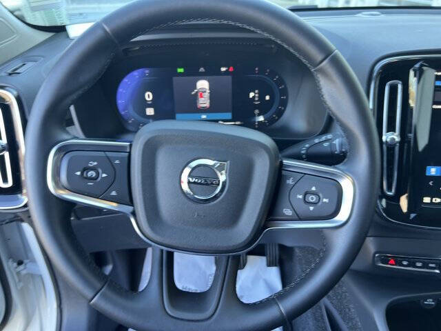 2025 Volvo XC40 B5 Core Bright Theme