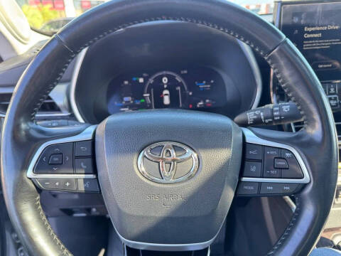 2023 Toyota Highlander Hybrid Platinum