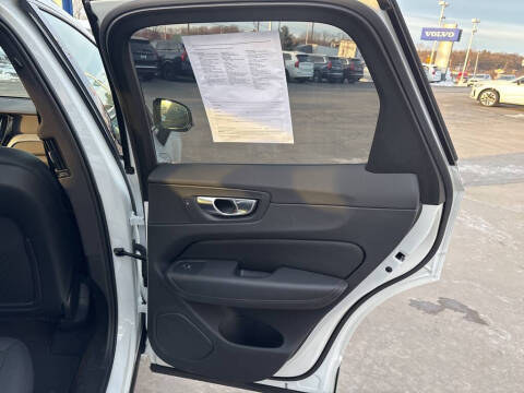 2025 Volvo XC60 B5 Plus Dark Theme