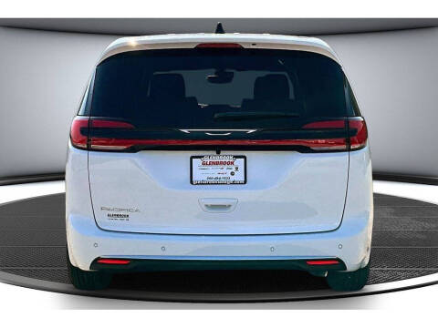 2027 Chrysler Pacifica Select