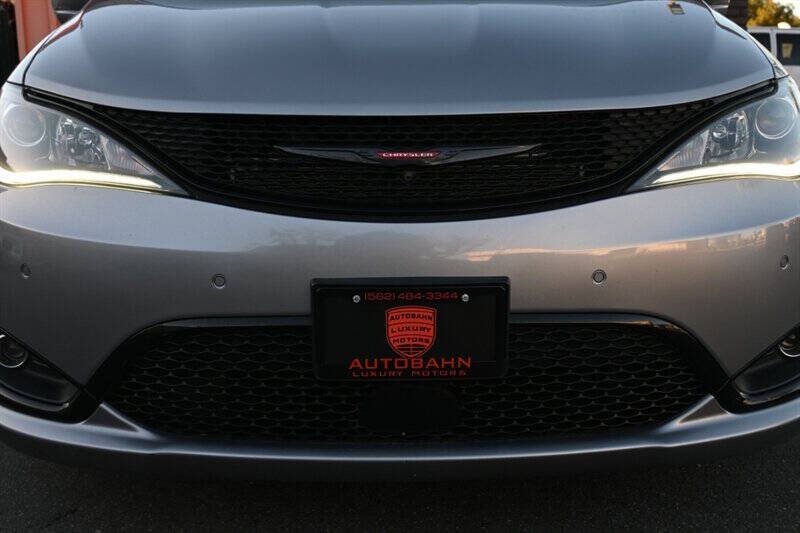 2020 Chrysler Pacifica Hybrid Limited Red S