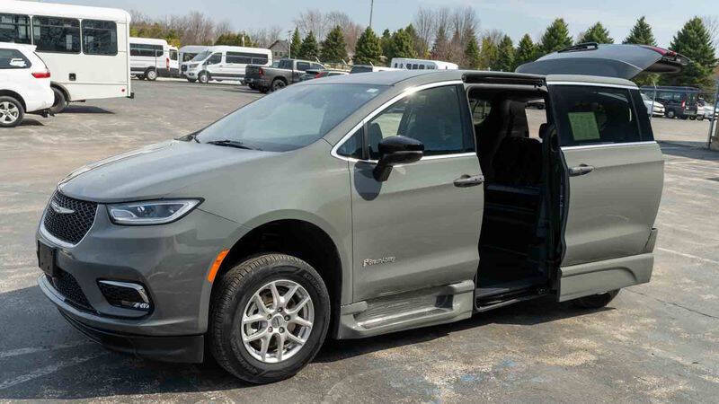 2025 Chrysler Pacifica Select