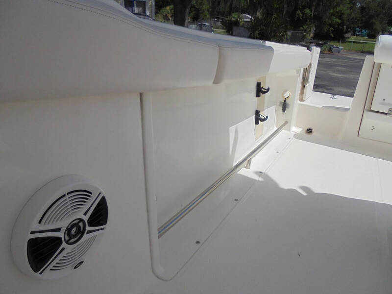 2017 Robalo R222