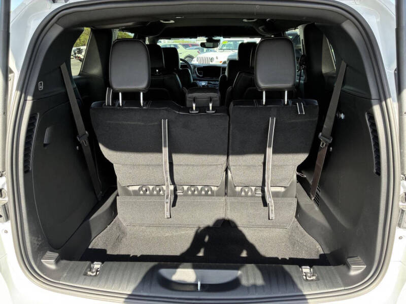 2027 Chrysler Pacifica Select