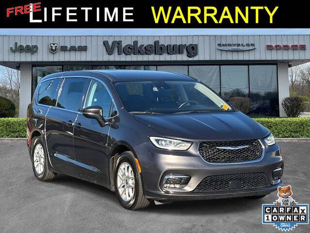 2023 Chrysler Pacifica Touring L's photo