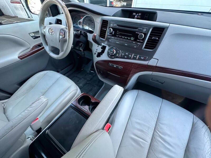 2012 Toyota Sienna XLE 7-Passenger Auto Access Seat