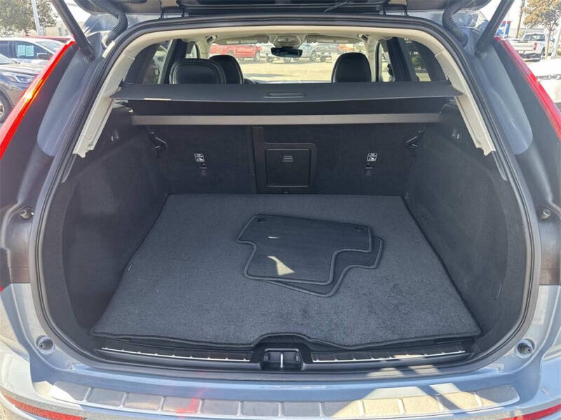 2024 Volvo XC60 B5 Plus Dark Theme