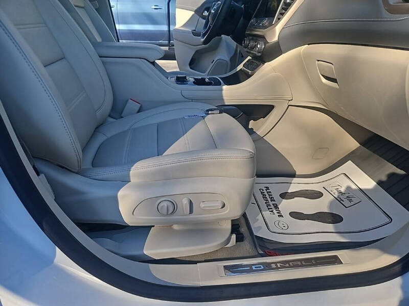 2023 GMC Acadia Denali