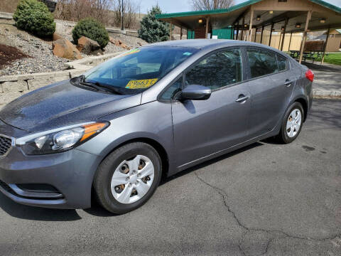 2016 Kia Forte for sale at Deanas Auto Biz in Pendleton OR