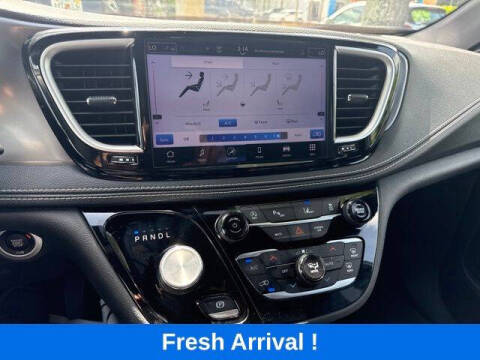 2025 Chrysler Pacifica Select