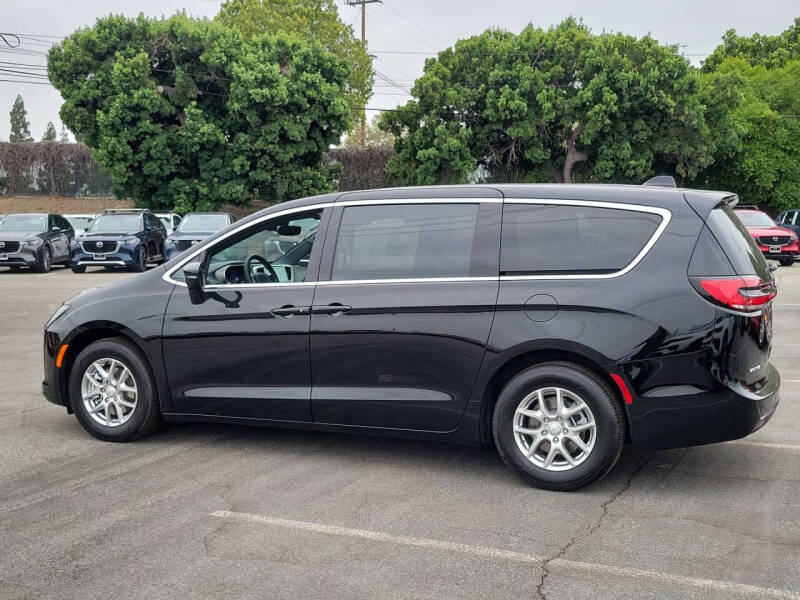 2027 Chrysler Pacifica Select