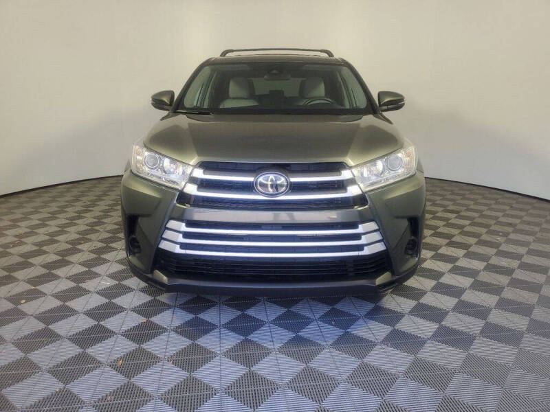 Used 2019 Toyota Highlander LE with VIN 5TDZARFH3KS055273 for sale in Lighthouse Point, FL