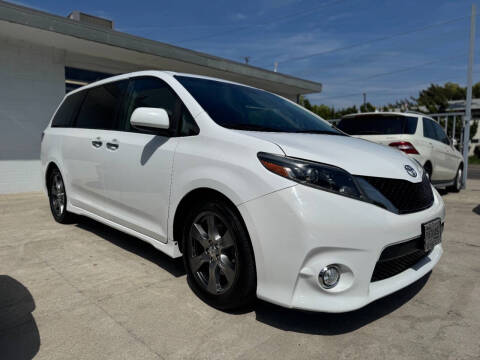 2017 Toyota Sienna SE 8-Passenger
