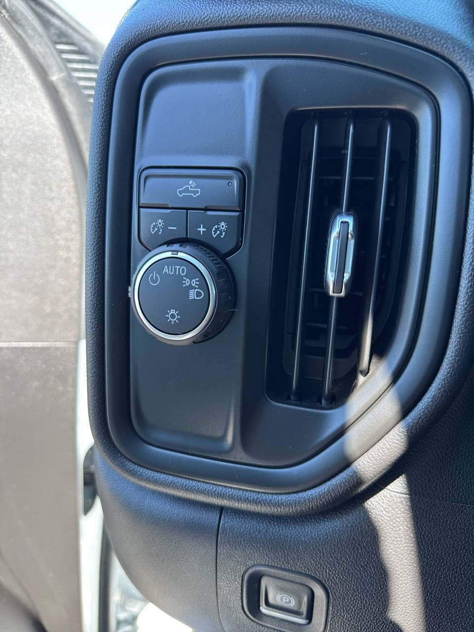 used 2024 Chevrolet Silverado 1500 car, priced at $27,999