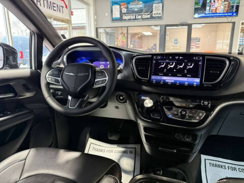 2025 Chrysler Pacifica Select
