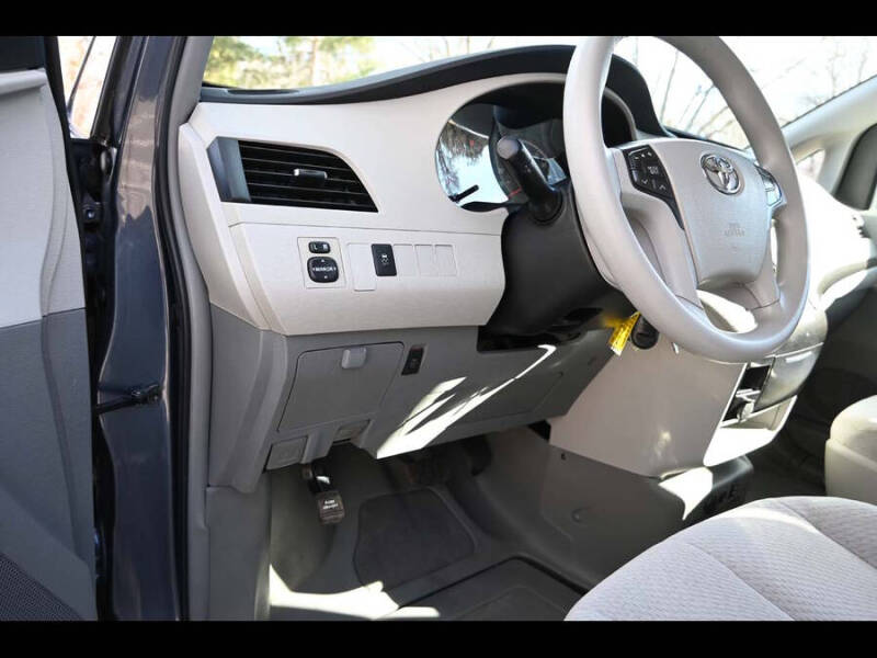 2013 Toyota Sienna LE Mobility 7-Passenger
