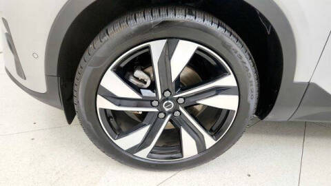 2025 Volvo XC40 B5 Plus Bright Theme