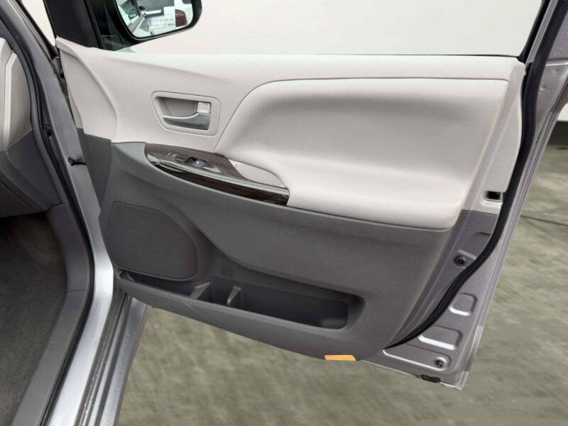 2018 Toyota Sienna XLE 8-Passenger