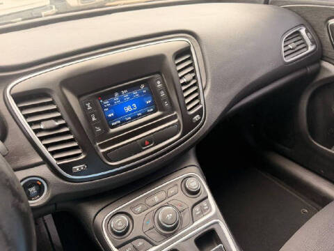 2016 Chrysler 200 LX