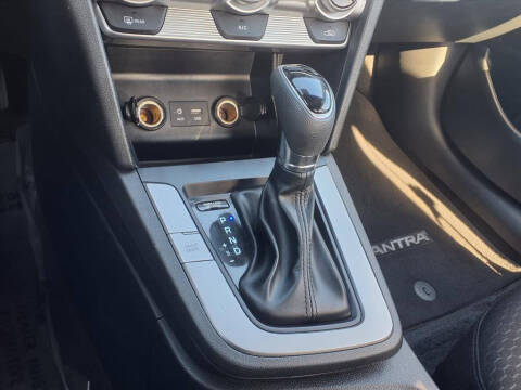 2019 Hyundai Elantra SE