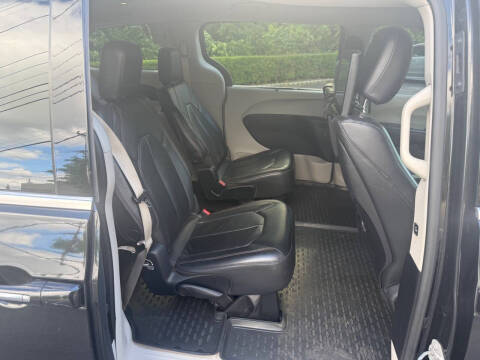 2017 Chrysler Pacifica Touring-L Plus