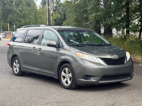 2012 Toyota Sienna LE 8-Passenger