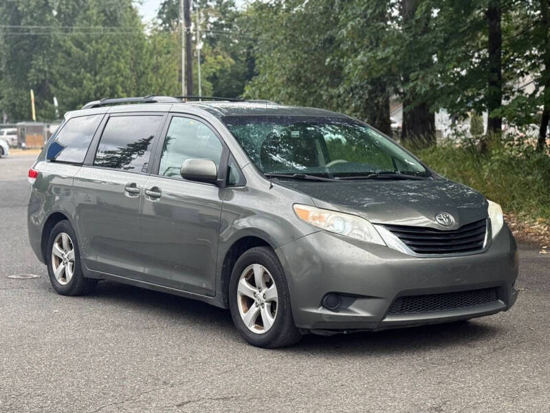2012 Toyota Sienna LE 8-Passenger
