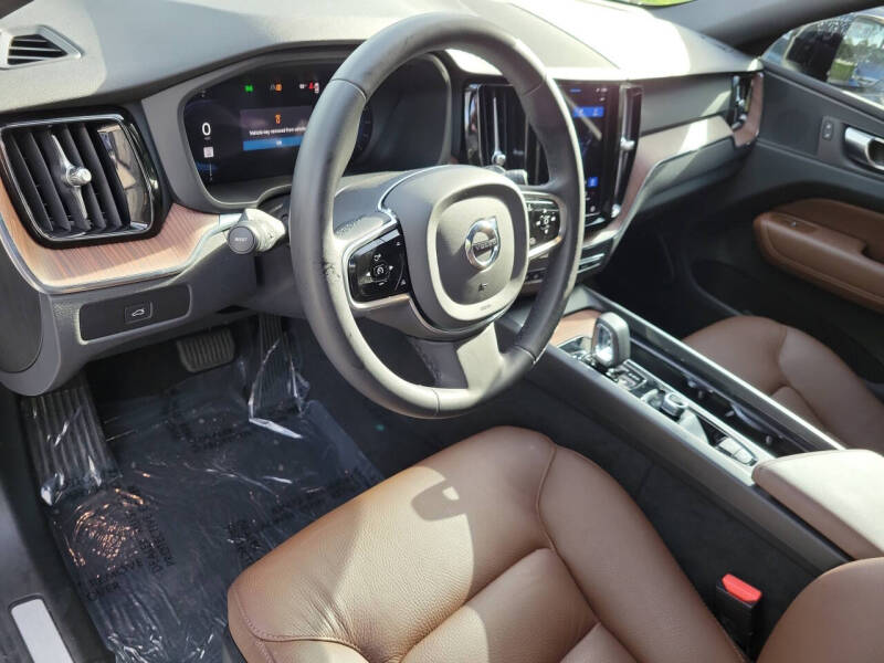 2023 Volvo XC60 B5 Plus Dark Theme