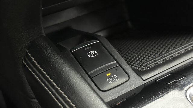 2022 Nissan Kicks SR